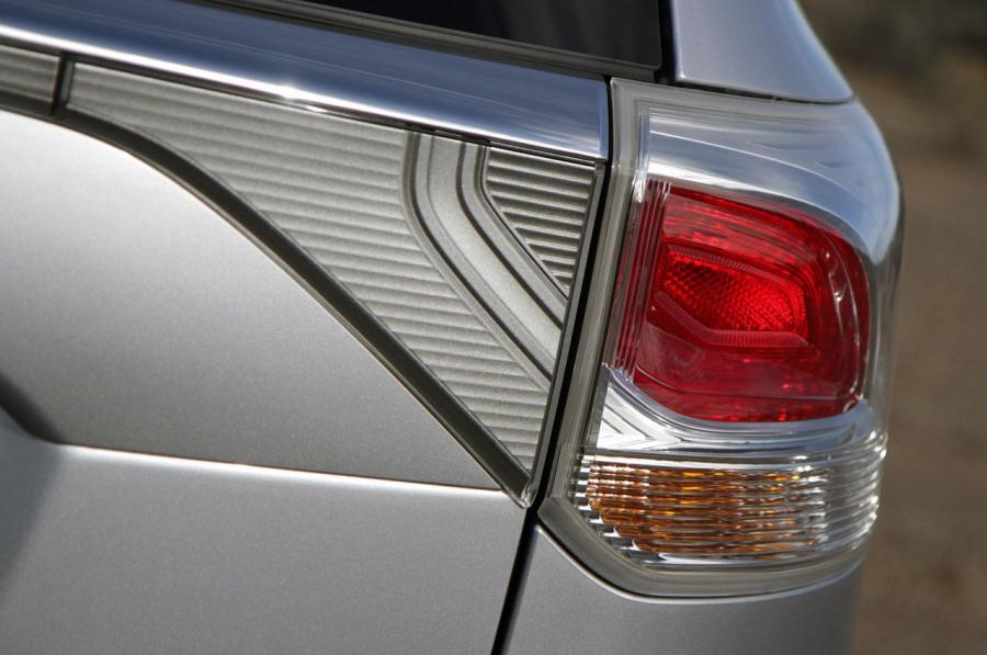  Mitsubishi Outlander 2014 года  (фото 28 из 136)